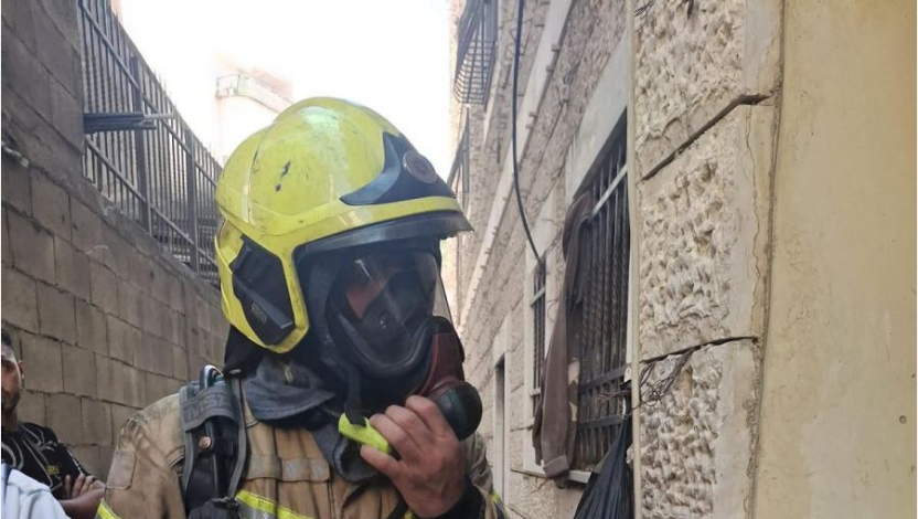 القدس ؛ مخيم شعفاط حريق في مبنى من 10طوابق وتخليص عالقين.